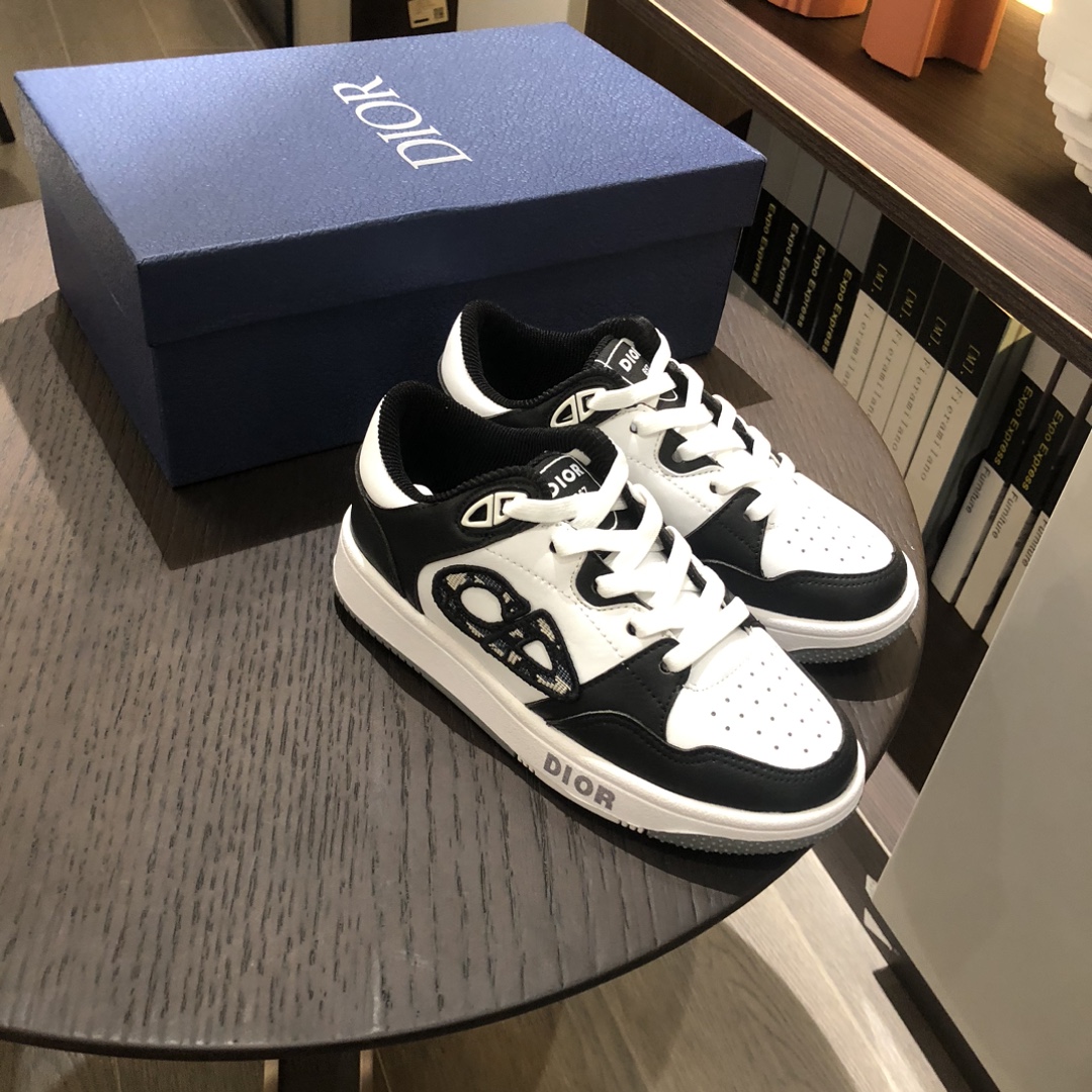 Children's shoes child